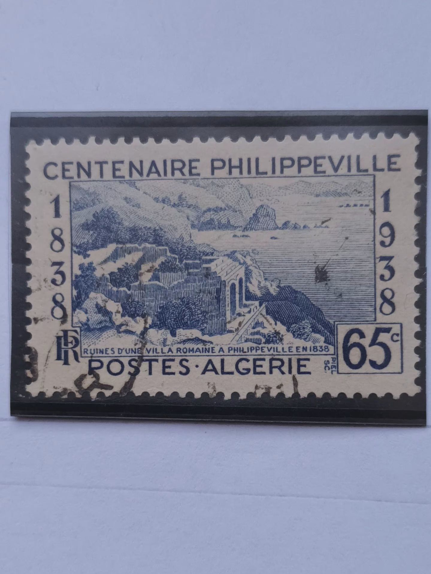 L26 -- TIMBRE OBLITÉRÉ ALGÉRIE, DÉPARTEMENT FRANÇAIS N °143 -- ANNÉE 1938 --" CENTENAIRE DE PHILIPPEVILLE : GOLFE DE STORA ET RUINES DE RUSSICADA".