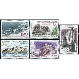 france 1984, beaux timbres yvert 2323 monastère de la grande chartreuse, 2324 palais du facteur cheval, 2325 belle ile en mer, 2326 phare de cordouan et 2335 château de montségur, oblitérés, TBE.